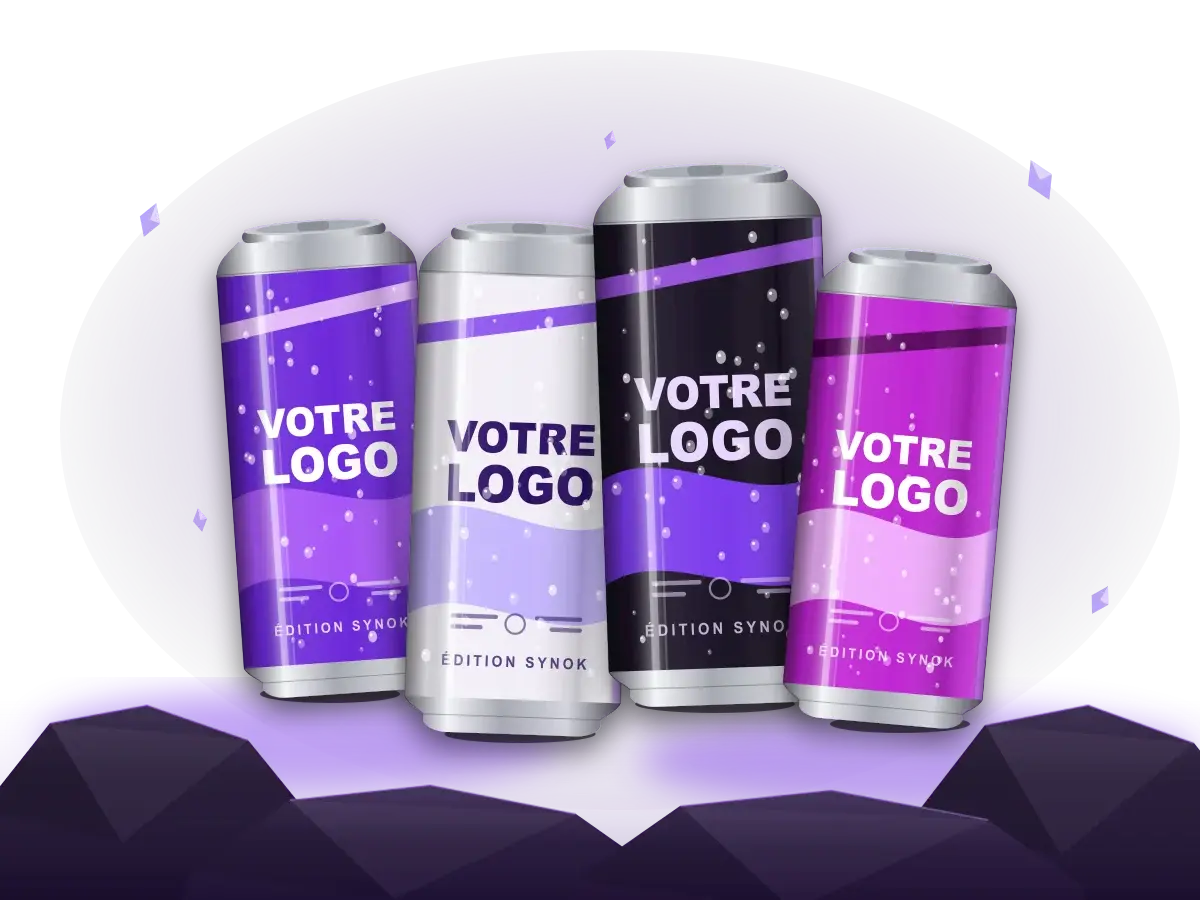 Exemple de collaboration : quatre canettes aux couleurs de Synok portant chacune « Votre logo », posées sur des rochers sombres.