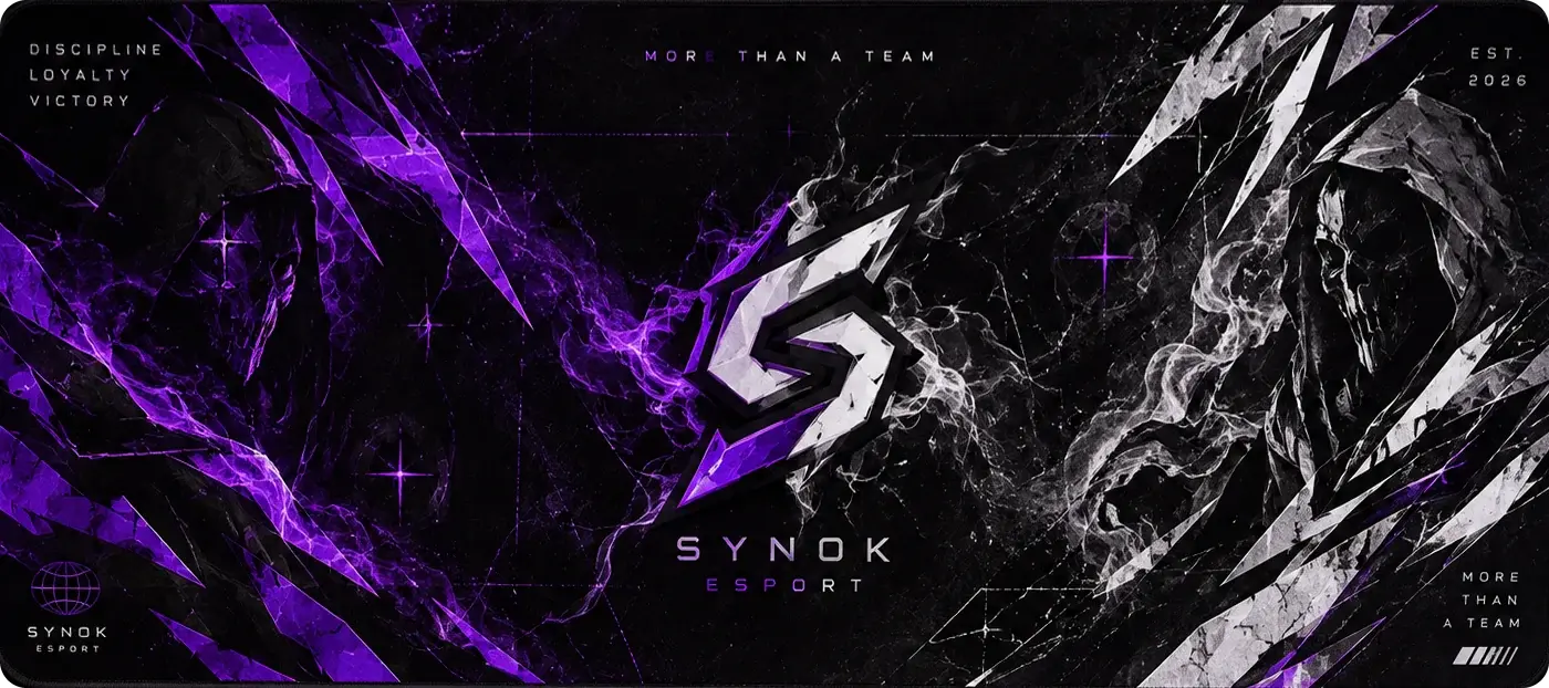 Tapis de souris Synok vu de dessus : grand logo S au centre, éclats violets à gauche et blancs à droite, inscriptions Synok Esport et More than a team.